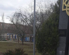В Запорізькій області окупанти бронемашиною трощили пам`ятник героям України - відео