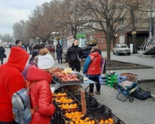 На &quot;стометрівці&quot; біля популярного запорізького ринку незаконно торгували мандаринами та ковбасою - фото