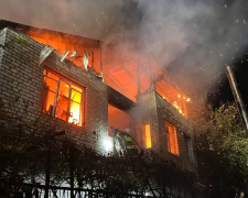 У Запоріжжі через несправну електрику згорів двоповерховий будинок - фото, відео