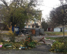 В окупованому місті Запорізької області вулиці завалені сміттям - фото