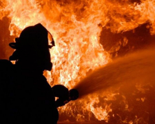 Через ворожі обстріли в Запоріжжі сталася пожежа в гаражному кооперативі