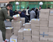 У Запоріжжі Фонд Ріната Ахметова передає переселенцям з гарячих точок продуктові набори