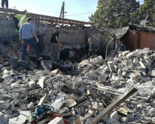 У приватному секторі Запоріжжя, який постраждав від ракетної атаки, продовжують розбирати завали - фото