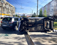 У Запоріжжі п&#039;яний водій зніс припарковану автівку та перекинувся - фото
