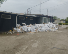Власник закладу у спальному районі Запоріжжя влаштував справжнє сміттєзвалище (фото)