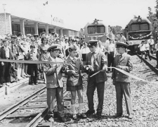 Потягом керує малеча – рівно 52 роки тому у Запоріжжі відкрилася дитяча залізниця