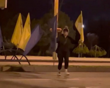Дівчина вкрала прапори на центральному проспекті Запоріжжя - де їх знайшли