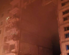 Вночі Запоріжжя знову зазнало масованого ракетного обстрілу -  зруйновано під&#039;їзд дев&#039;ятиповерхового будинку, загинуло 12 людей