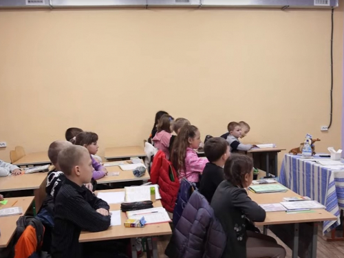 В укритті та під наглядом поліції - як проходить змішане навчання в Запорізькій області (відео)