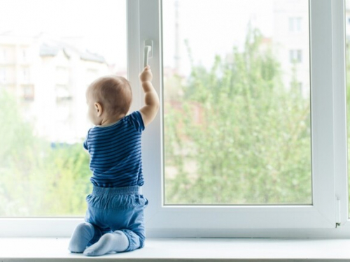 Відчинені вікна — небезпека для дитини: поліцейські нагадують запоріжцям важливі правила безпеки