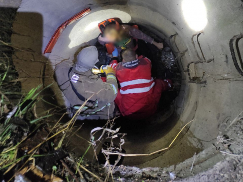 У Запоріжжі жінка провалилася у п'ятиметровий каналізаційний колектор - фото