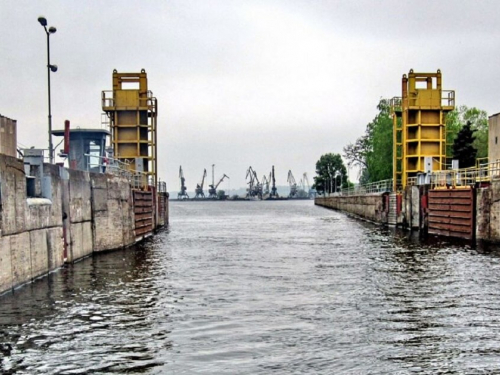 У Запоріжжі падає рівень води в шлюзі: судноплавство доведеться припинити