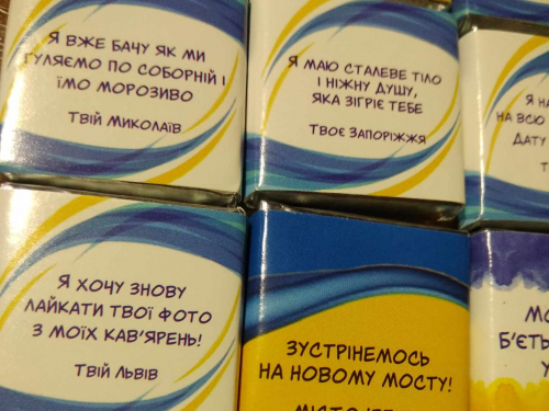 Відома письменниця поділилась світлинами шоколадок про незламність українських міст - є Запоріжжя і Мелітополь