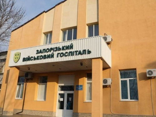 Медики Запорожского военного госпиталя вместе с коллегами ставят на ноги раненого бойца