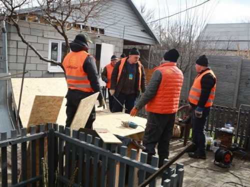 У передмісті Запоріжжя ремонтують будинки, що постраждали від ракетного удару - фото, відео