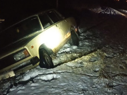 Складна погода: у Запорізькій області водії не змогли самостійно вибратись зі снігу