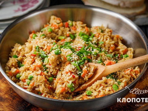 Трохи китайської їжі – як приготувати смажений рис з овочами за рецептом відомого шеф-кухаря