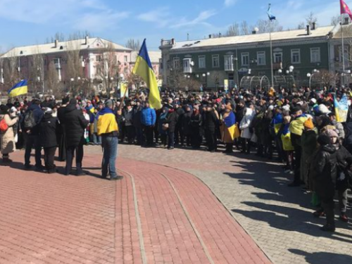 У курортному Бердянську на мітинг проти окупантів вийшли тисячі людей - відео