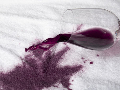 Плями від вина: ефективні способи виведення з тканини