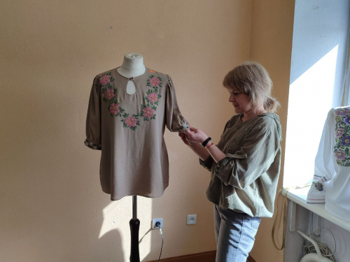 "Обожнюю свою роботу" - запоріжанка відкрила ательє, де шиє вишиванки та ремонтує одяг
