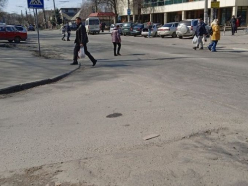Запоріжці гуляють на вулицях та роблять покупки під час сигналу повітряної тривоги