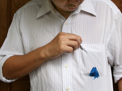 Потекла ручка: як швидко та ефективно вивести пляму з одягу