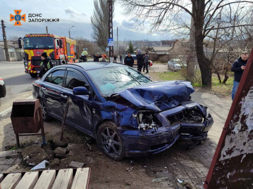 У Запоріжжі внаслідок ДТП автівка влетіла в зупинку - водія діставали рятувальники (фото)