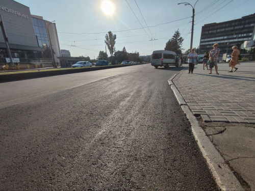 Ями та вибоїни: біля запорізької площі відремонтували проблемну ділянку дороги - фото