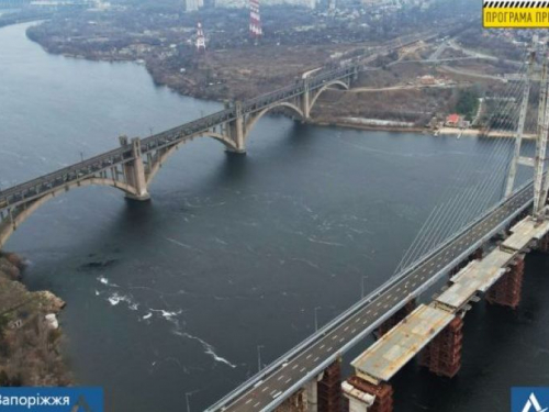На низовой части вантового моста в Запорожье продолжаются работы - видео