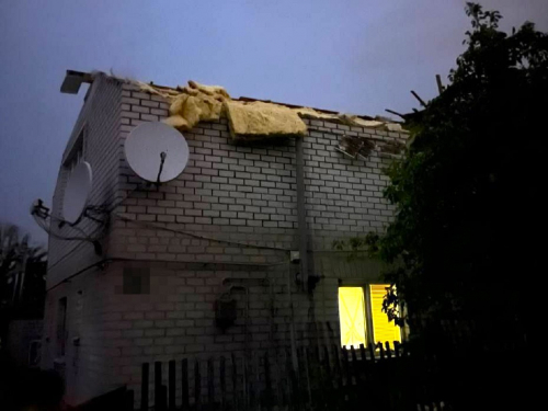 У Запоріжжі через негоду знесло дах у приватному будинку (фото)