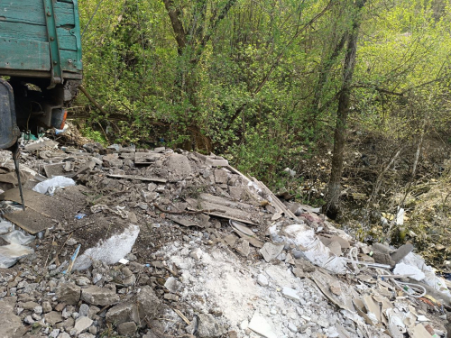 Спіймали за руку - у Запоріжжі чоловік викидав будівельне сміття прямо в річку (фото)
