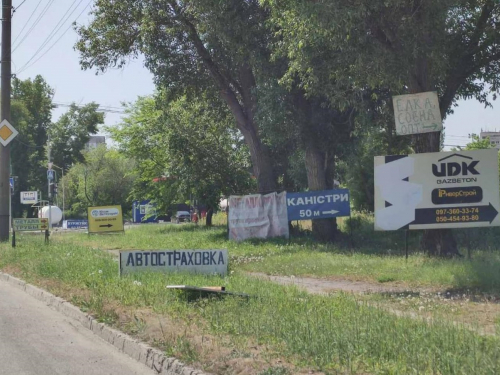На Набережній магістралі в Запоріжжі встановили незаконні рекламні конструкції - фото