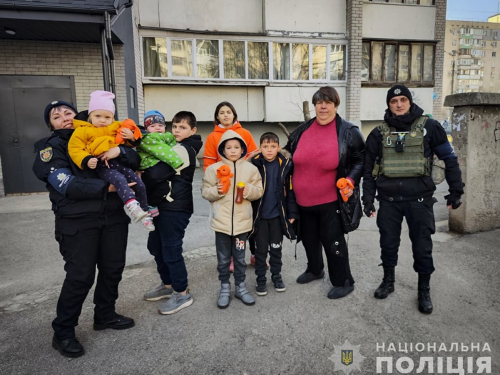 Навчилися відрізняти «виходи» від «приходів» - поліцейські евакуювали з Приморського дві багатодітні родини (відео)