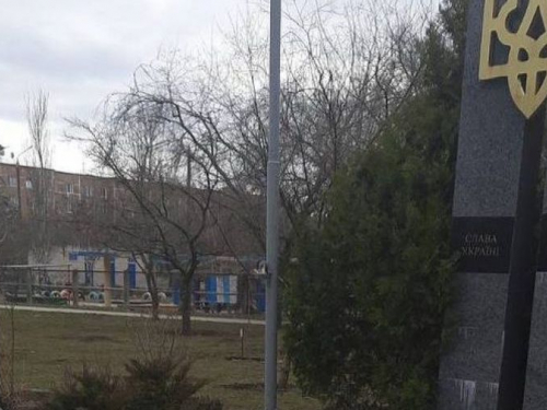 В Запорізькій області окупанти бронемашиною трощили пам`ятник героям України - відео
