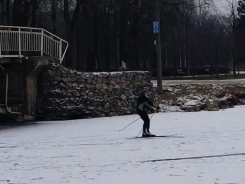 "Дубовий гай" взимку: запоріжці катаються на лижах на замерзлих водоймах – фото