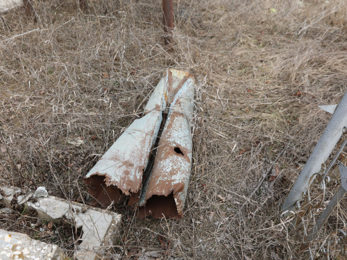 Воюють з мертвими - російські обстріли зруйнували кладовище в Запорізькій області (фото)
