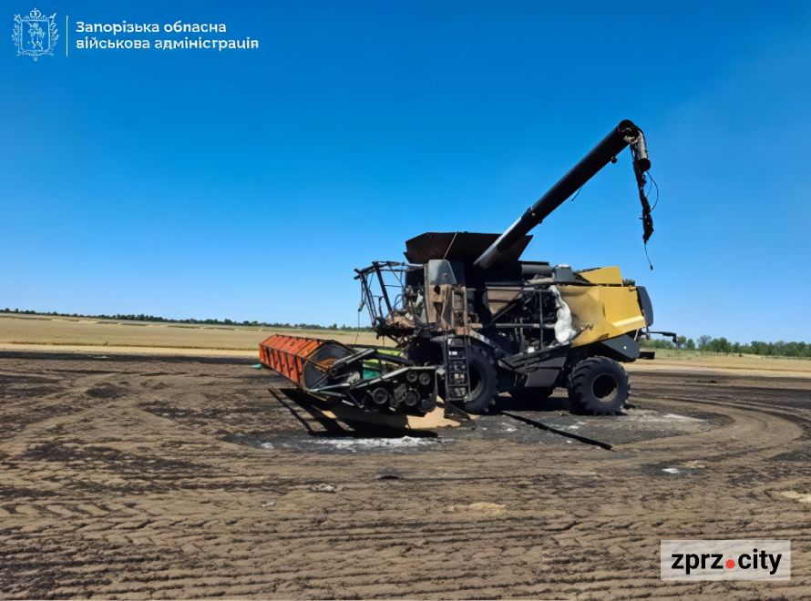 Поцілили дроном у комбайн — у Запорізькій області внаслідок ворожого обстрілу поранено комбайнера (фото)