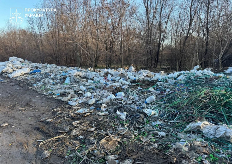 Небезпечні відходи цілий рік труїли землю: у Запоріжжі подружжя постане перед судом (фото)