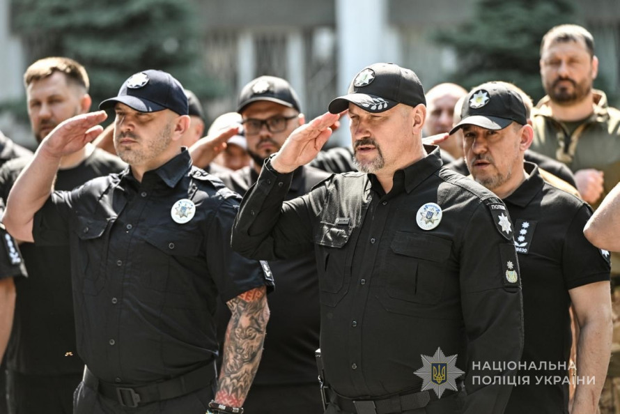Замість листя - службові жетони: у Запоріжжі на честь полеглих правоохоронців встановили «Дерево пам'яті» (фото, відео)