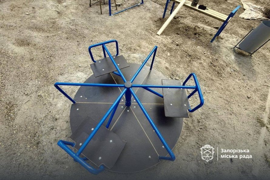 Повертають дітям простір для гри: у Запоріжжі відновлюють майданчик, пошкоджений ворожою атакою (фото)
