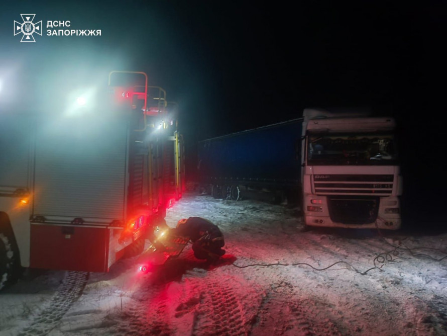 Сніг і ожеледиця зупинили "швидку" - у Запоріжжі рятувальники витягували авто з пастки негоди (фото)
