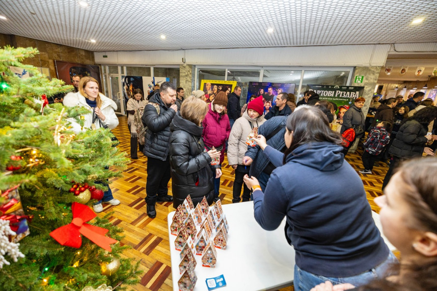 Кіно для своїх: у Запоріжжі ветеранам влаштували сімейний кіновечір