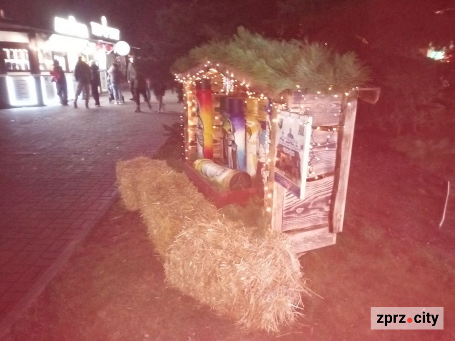 У центрі Запоріжжя з'явився Різдвяний вертеп воєнного часу - фото