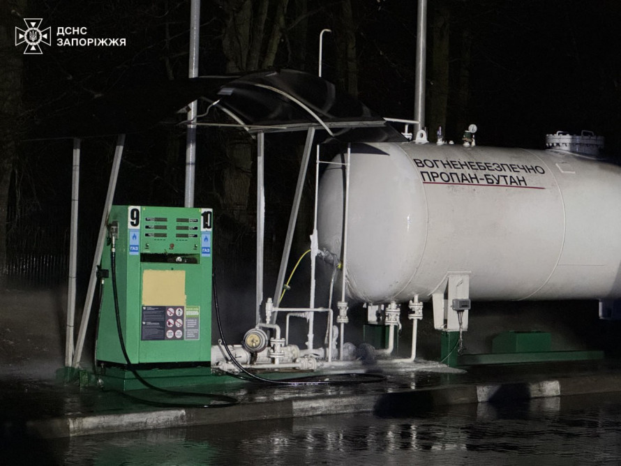 У Запоріжжі на АЗС стався витік газу - як діяли рятувальники (фото)