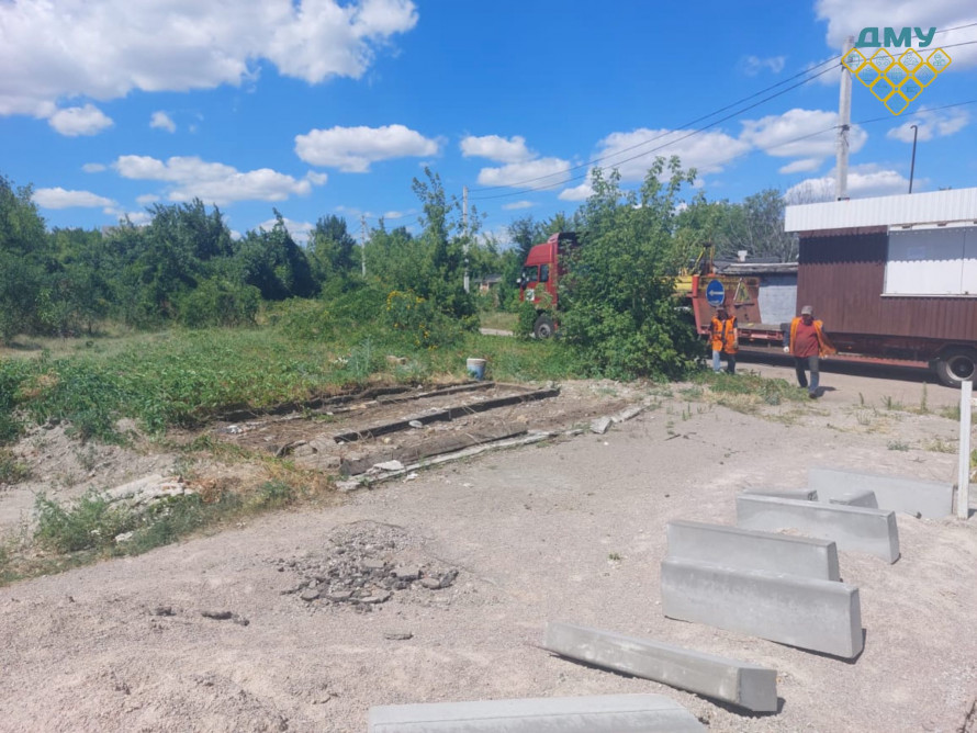 Завантажили краном і вивезли - у Запоріжжі комунальники прибрали незаконний кіоск (фото)