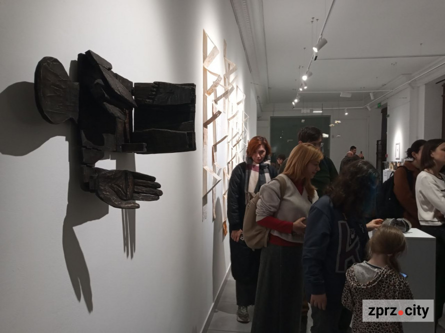 У Запоріжжі показали книгу, вирощену з гриба, та інші незвичайні артбуки - фото