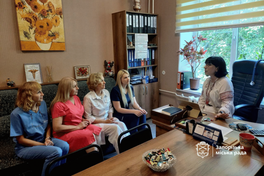 "Багато людей звертаються після обстрілів" - як Запоріжжі працює оновлене амбулаторне відділення однієї з лікарень (фото)