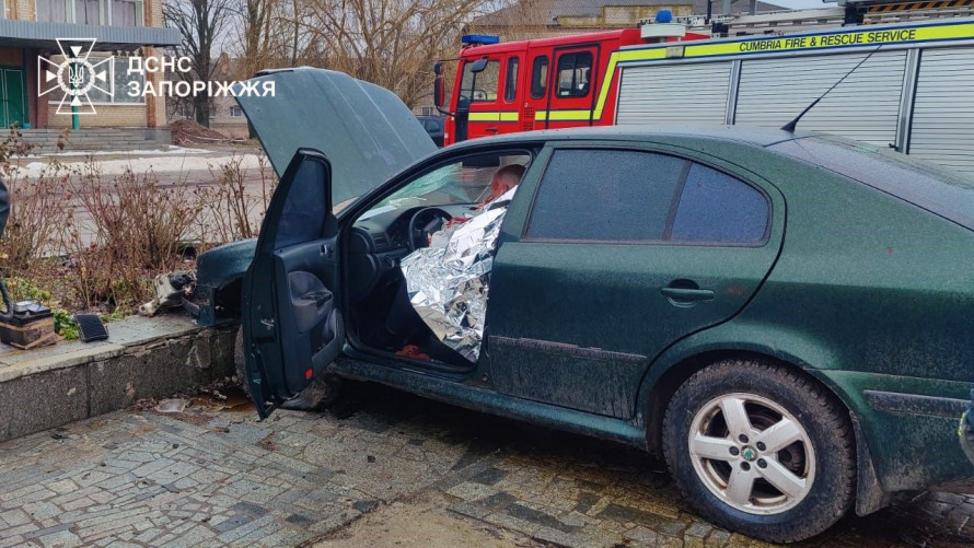У Запорізькому районі іномарка в’їхала в бетонне огородження: є постраждалі (фото)