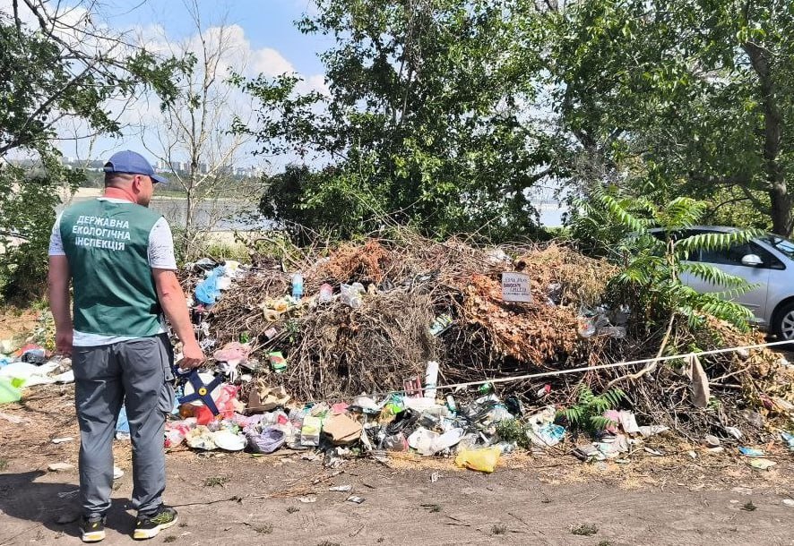 Засмітили берег Дніпра – екологи виявили звалище на острові Хортиця (фото)