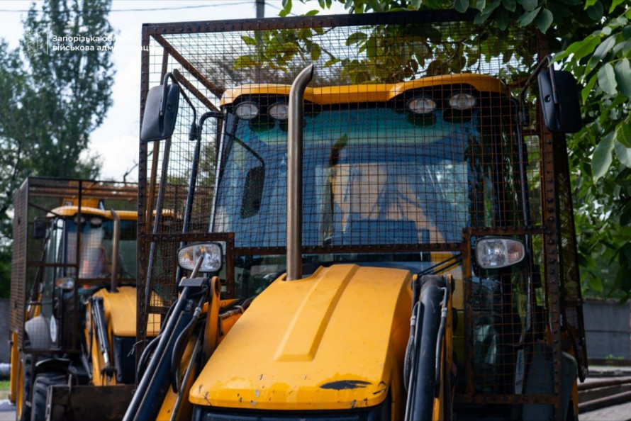 Панцир від дронів: у Запоріжжі комунальну спецтехніку обладнають металевими ґратами (фото)